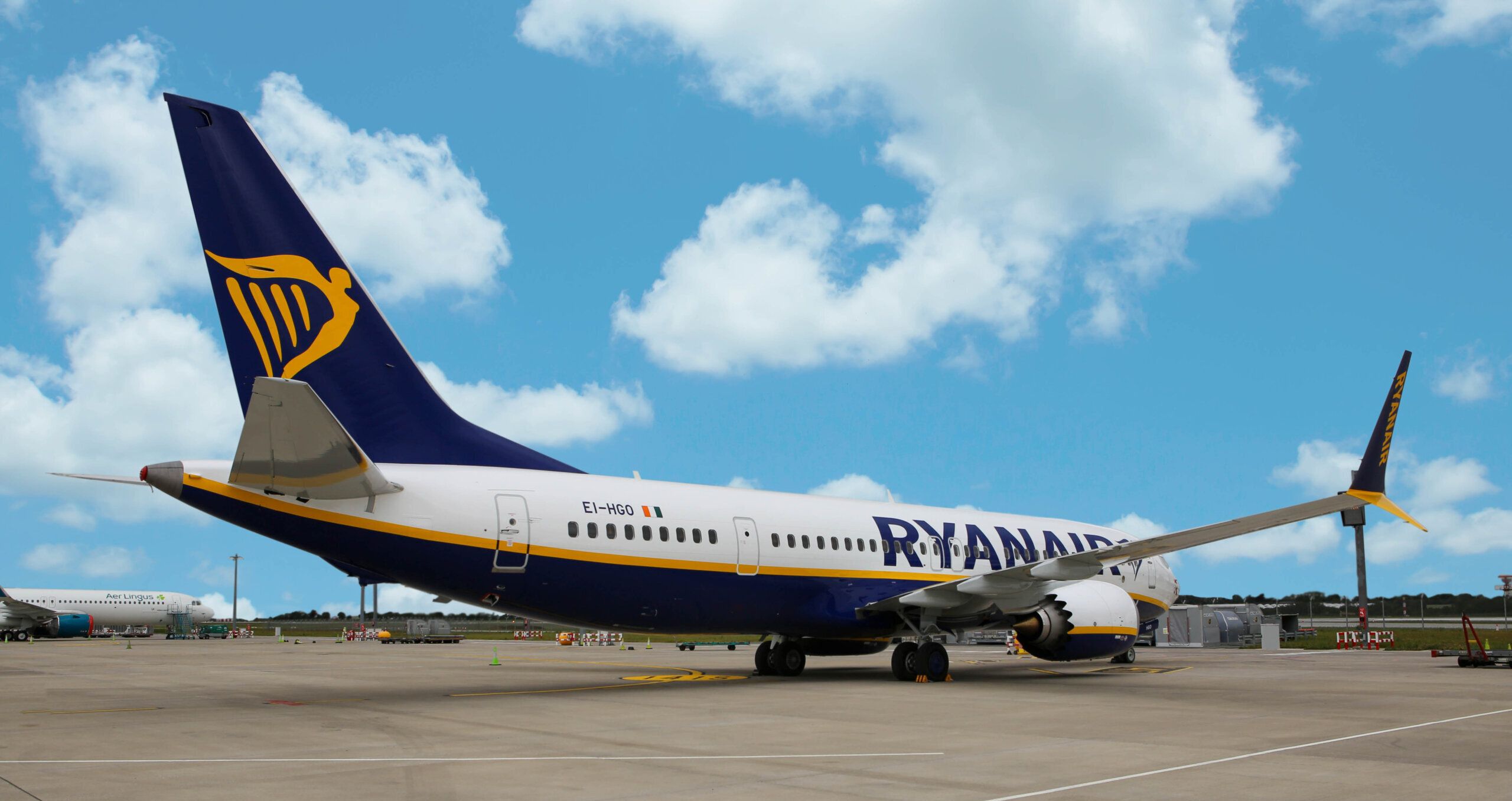 Ryanair Flugzeug auf dem Vorfeld eines Airports. Im Hintergund blauer Himmel