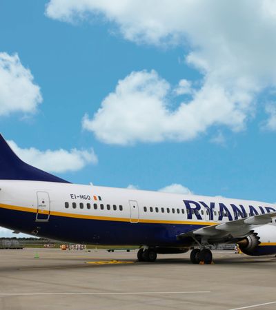 Ryanair Flugzeug auf dem Vorfeld eines Airports. Im Hintergund blauer Himmel