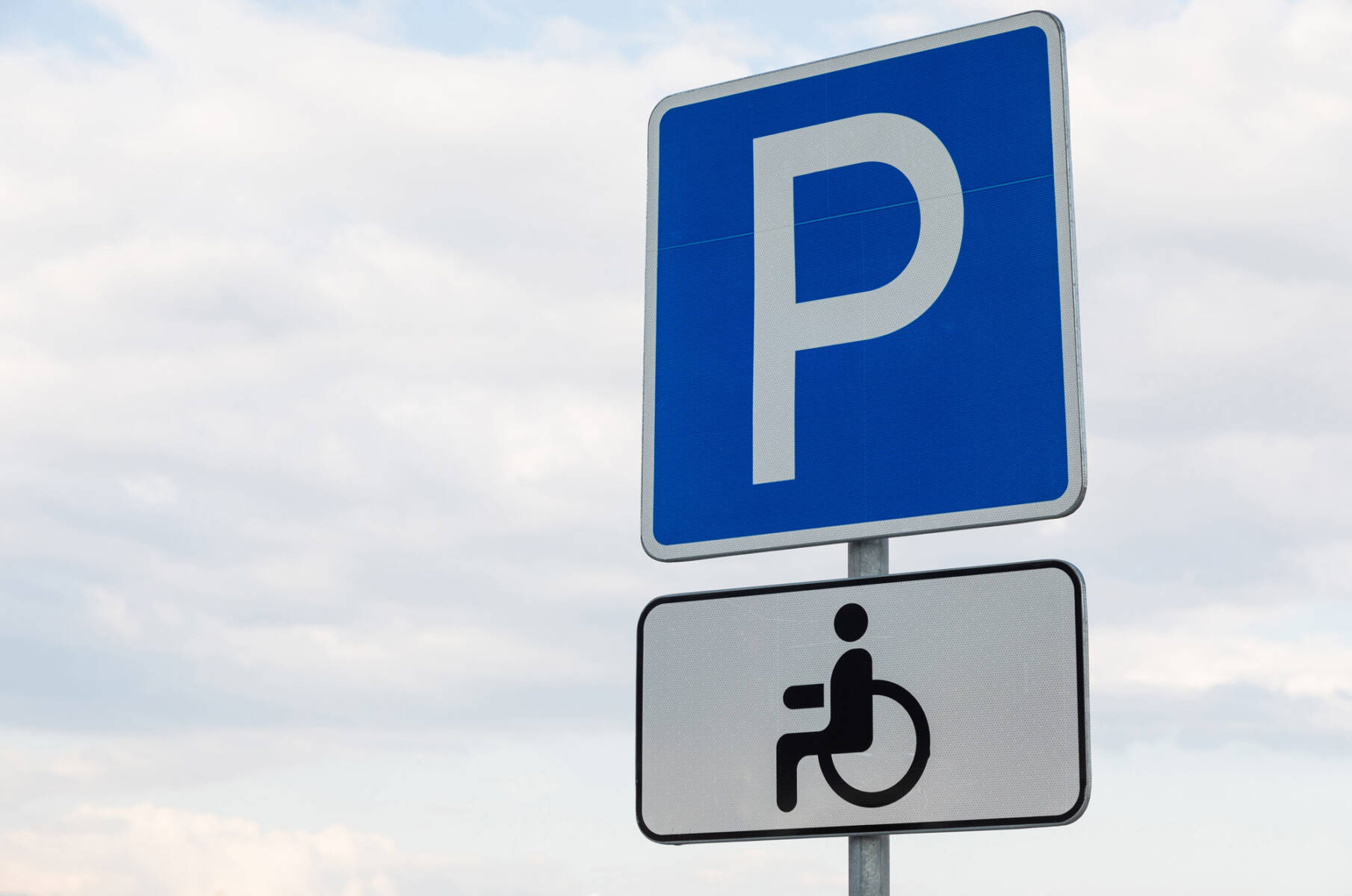 Wo Kann Ich Günstig Parken Beim Flughafen Friedrichshafen www.bodensee-airport.eu