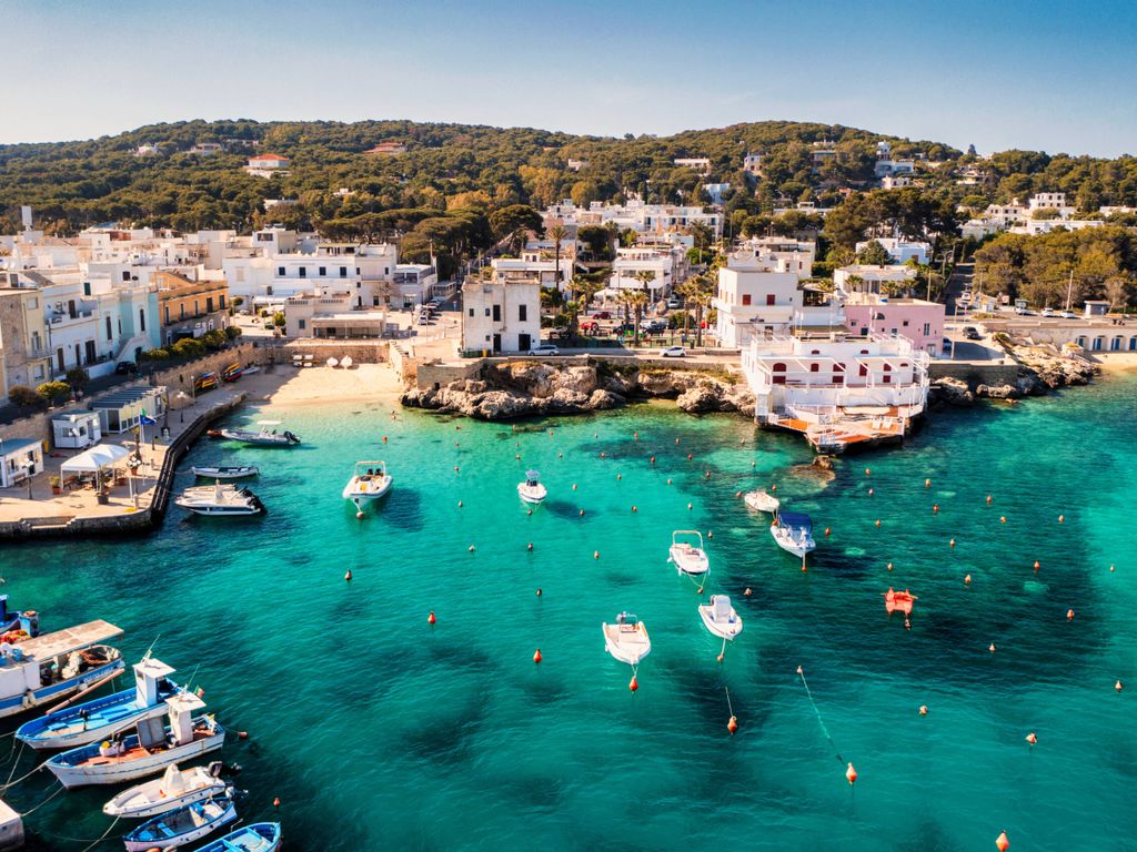 Apulien Bucht am Meer mit kleinen, weißen Häusern