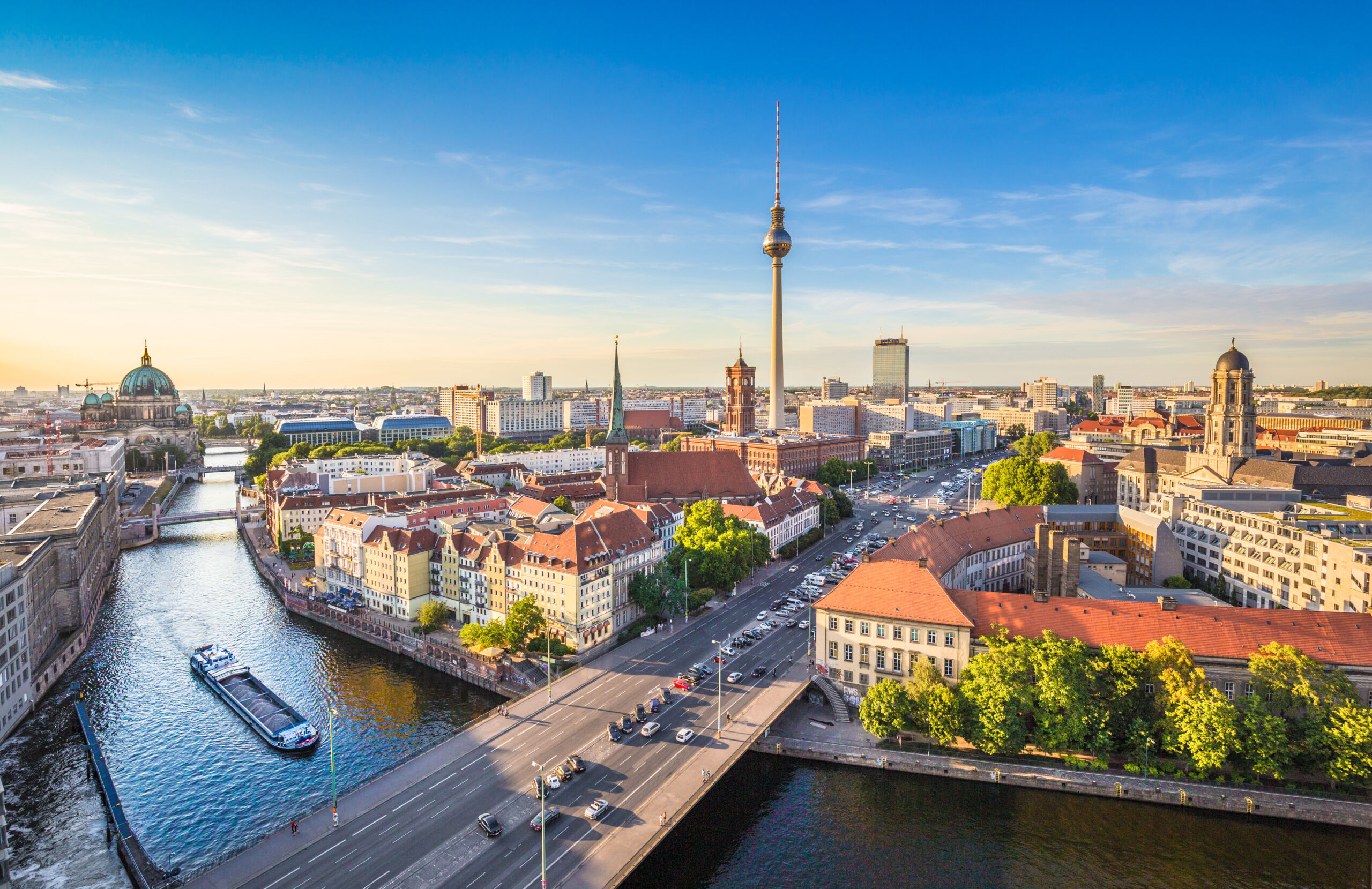 Skyline BErlin mit der Spree im Vordergrund