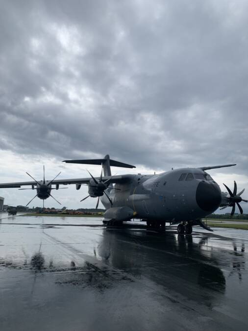 A400 M der Bundeswehr Luftwaffe auf dem Vorfeld des Flughafens