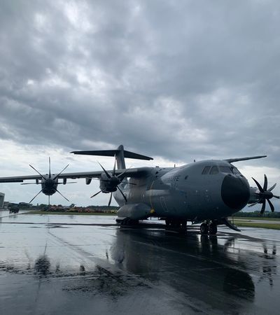 A400 M der Bundeswehr Luftwaffe auf dem Vorfeld des Flughafens