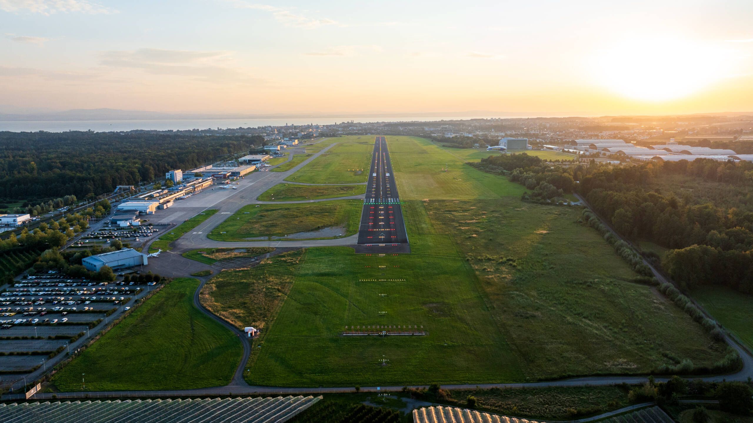 Luftansicht des Flughafnes Friedrichshafen bei Sonnenuntergang