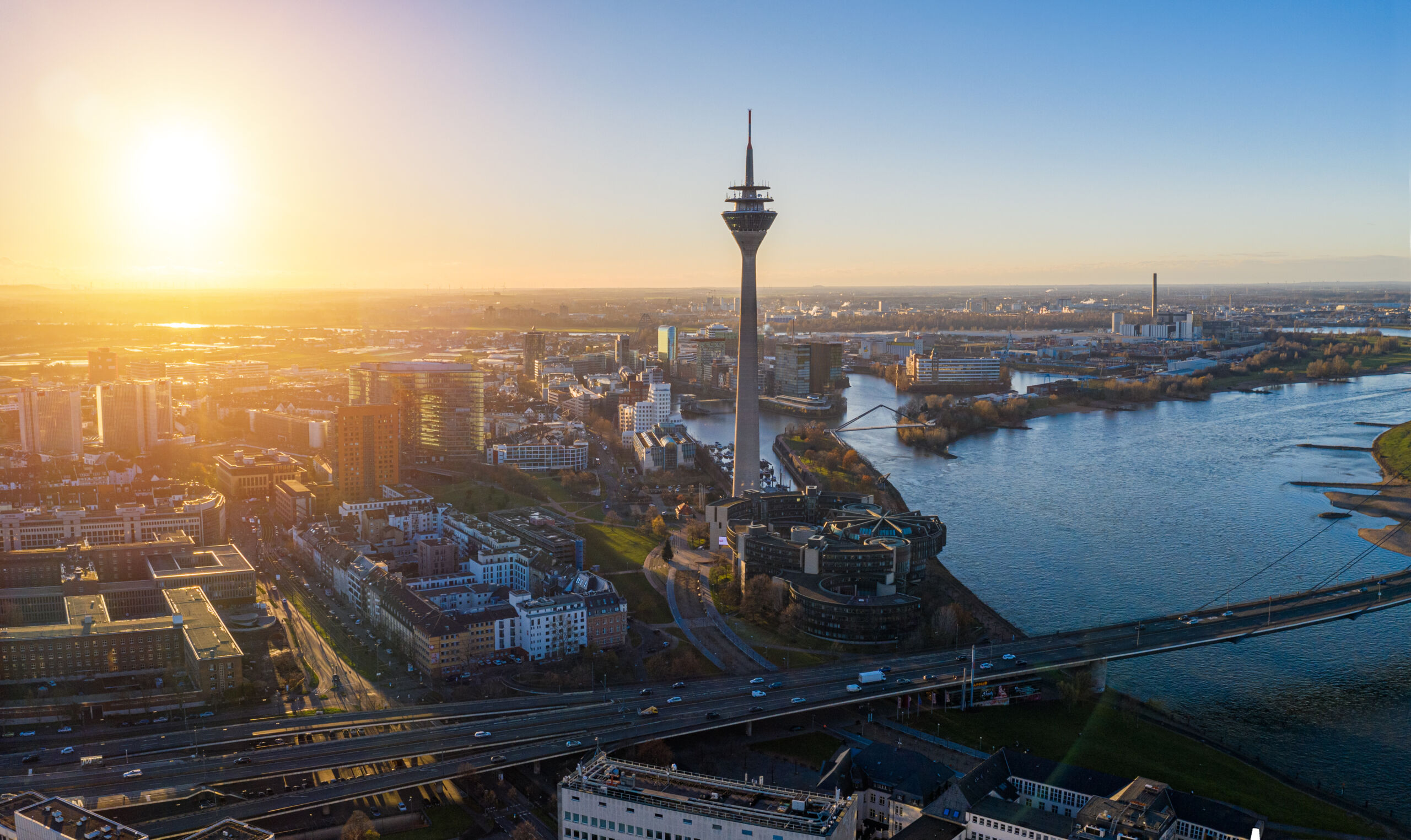 Medienhafen Düsseldorf bei schöner Abendstimmung mit Sonnenlicht