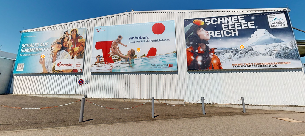 Flughafenhangar Außenansicht mit 3 großen Werbeflächen