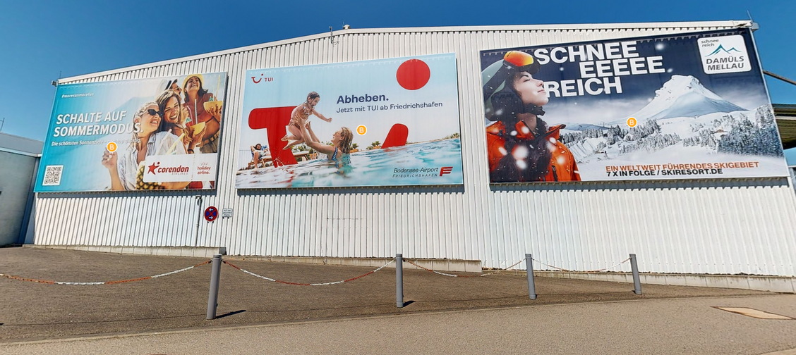 Flughafenhangar Außenansicht mit 3 großen Werbeflächen