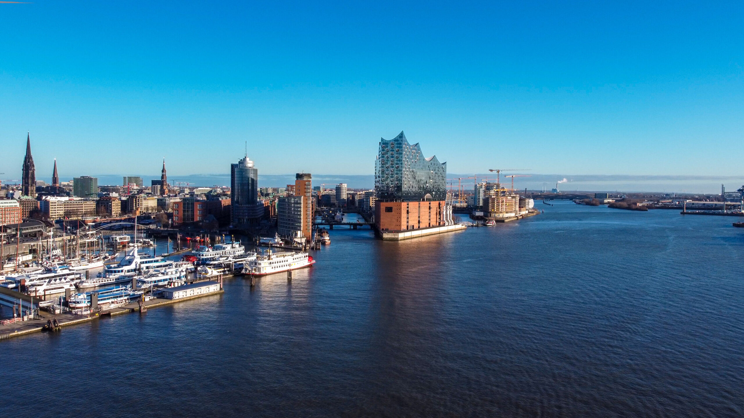 Hamburger Hafen mit der Elbphilharmonie im Hintergund