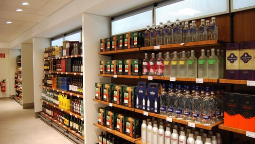 volle Regale im Duty Free Shop