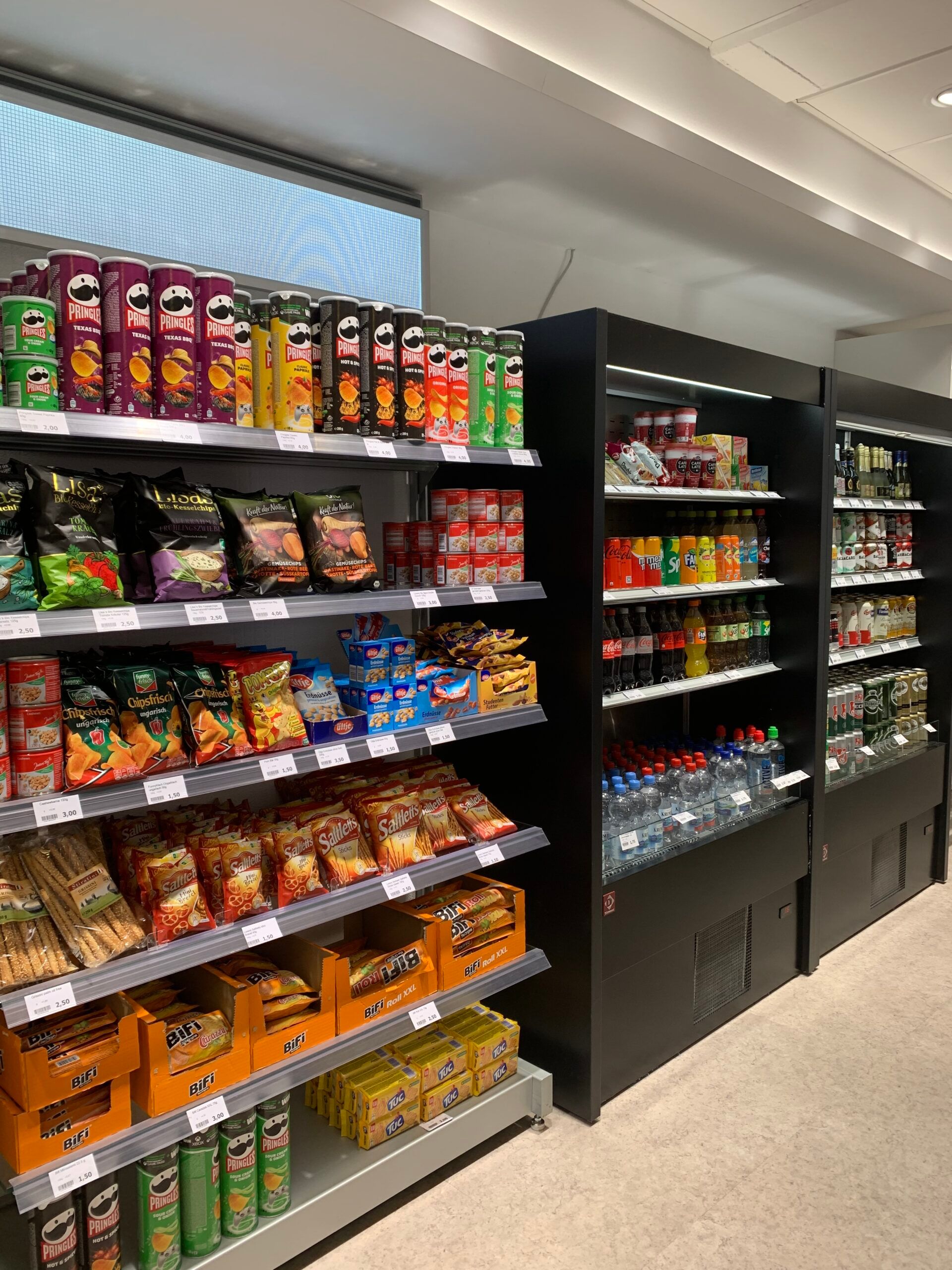 Volle Regale im Duty Free Shop