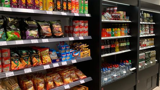 Volle Regale im Duty Free Shop