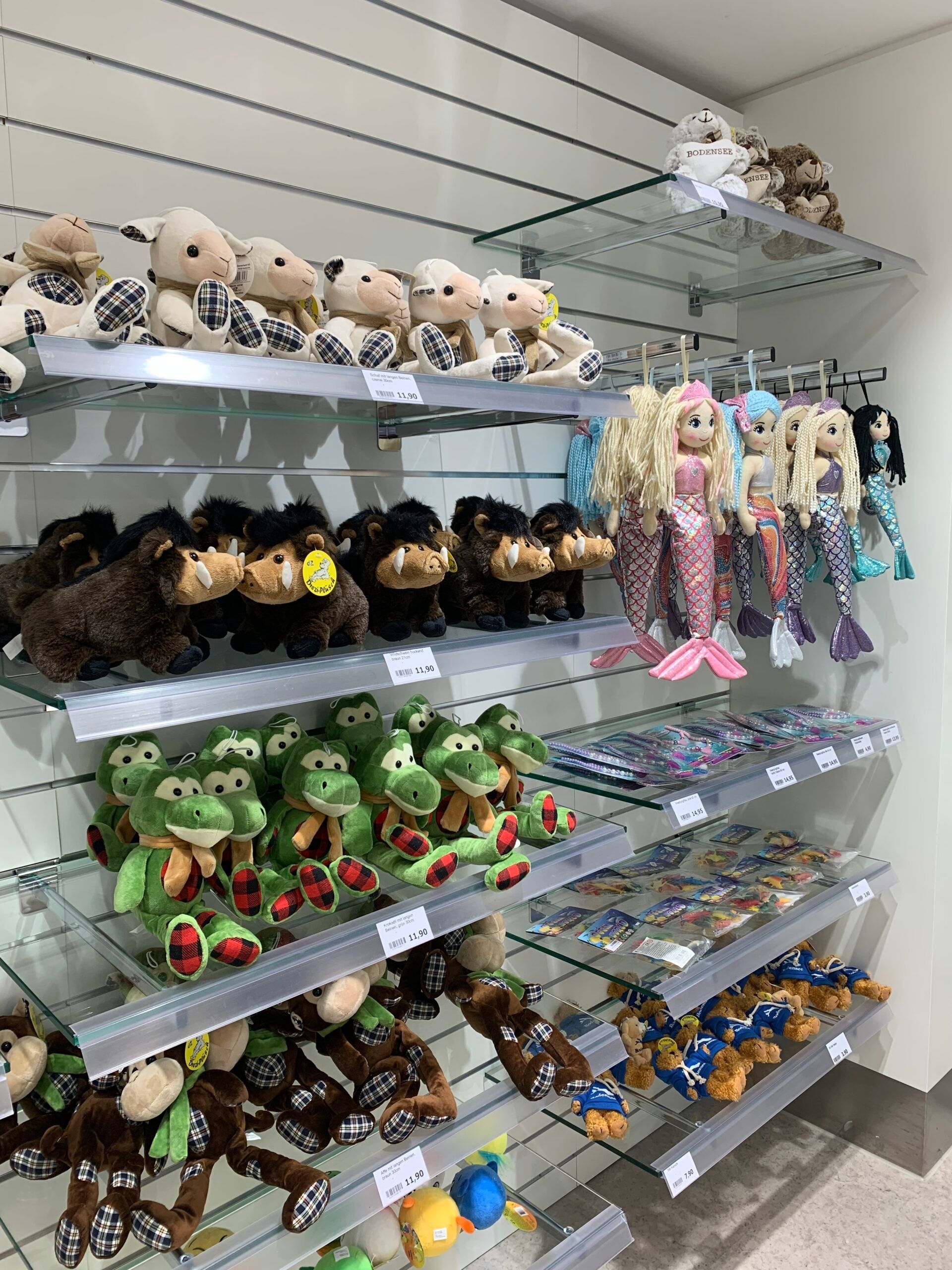 Kuscheltiere und Souvenirs im Duty Free Shop