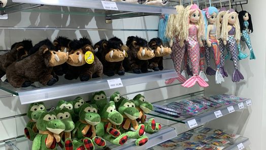 Kuscheltiere und Souvenirs im Duty Free Shop