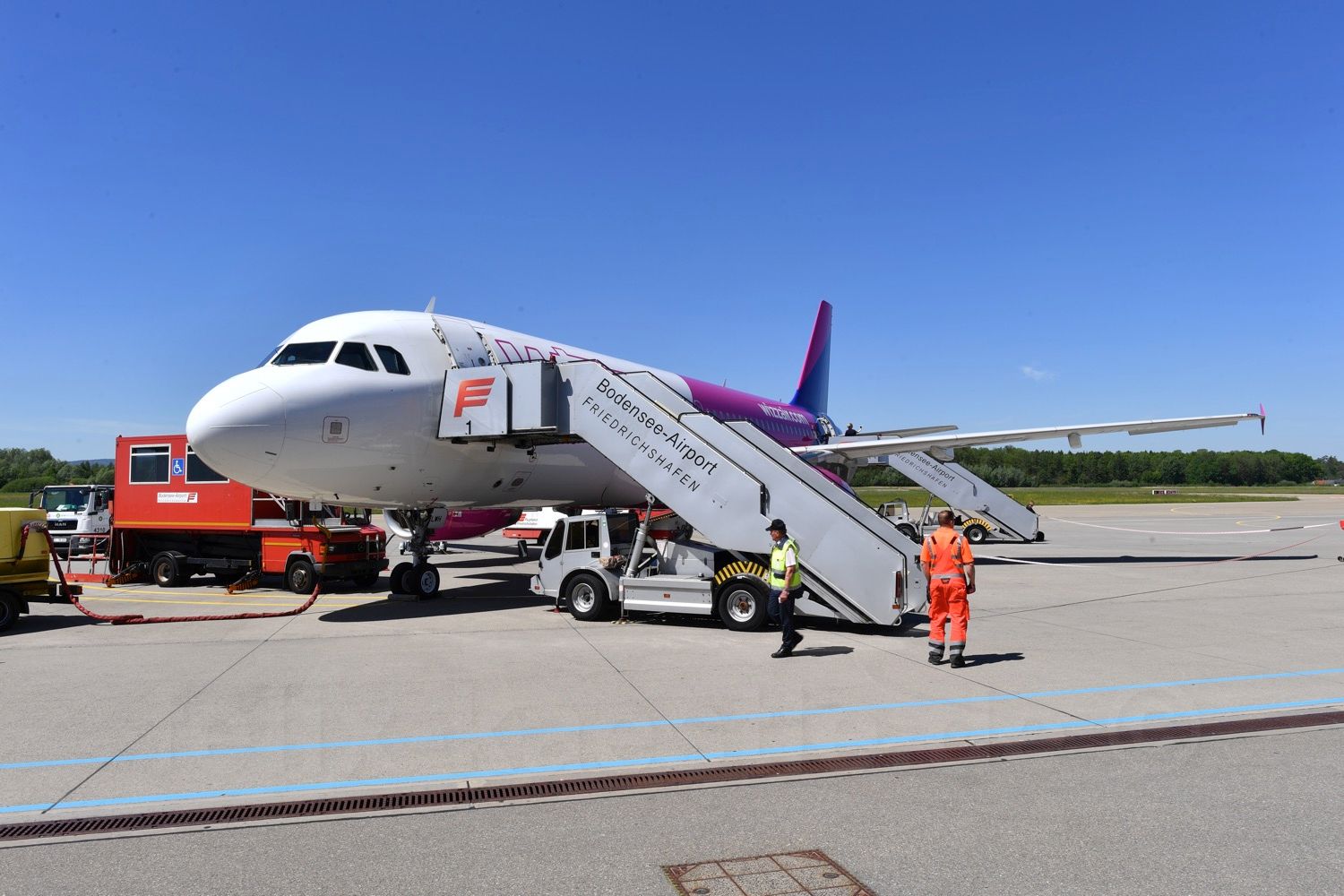 Wizz Air Maschine bei der Abfertigung am Bodensee-Airport
