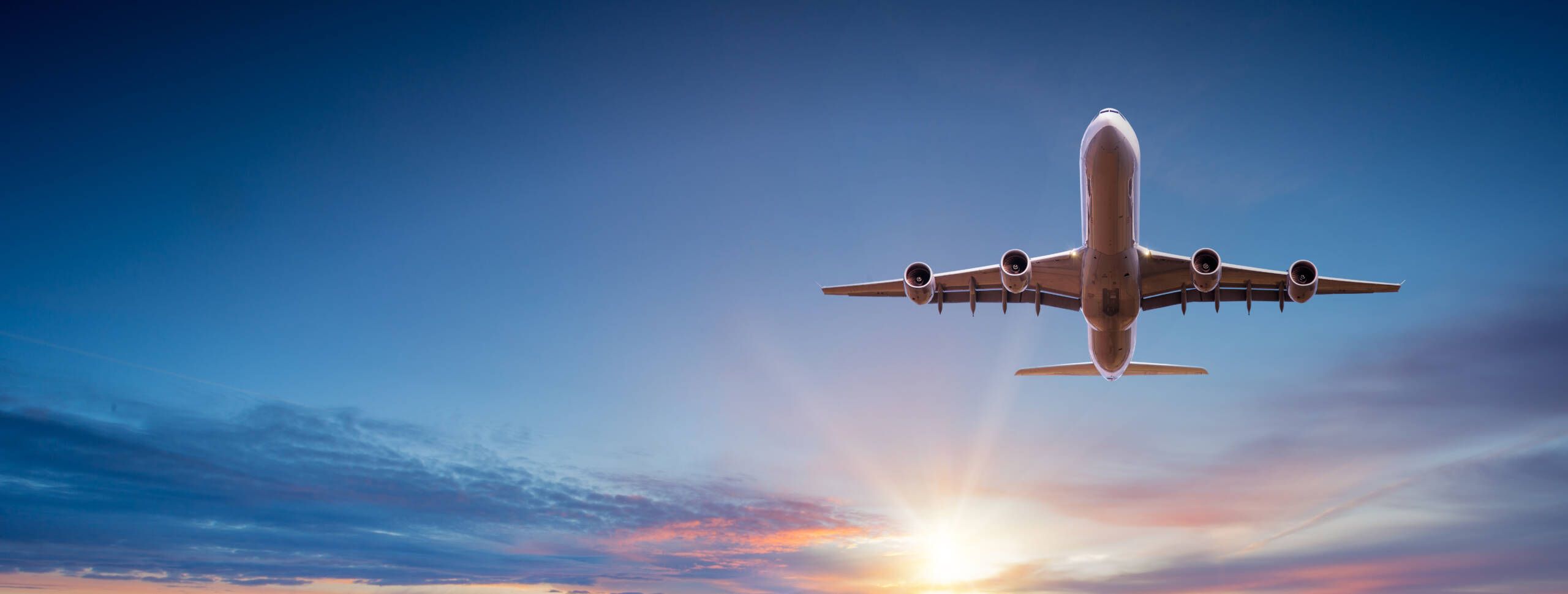 Flugzeug am Abendhimmel
