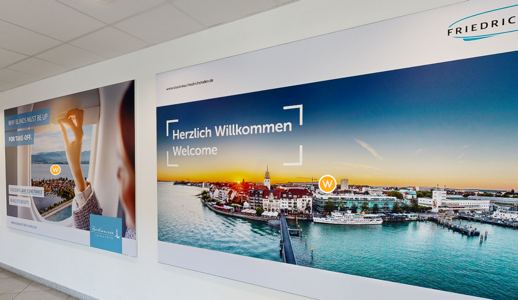 Werbeflächenbanner an einer weißen Wand