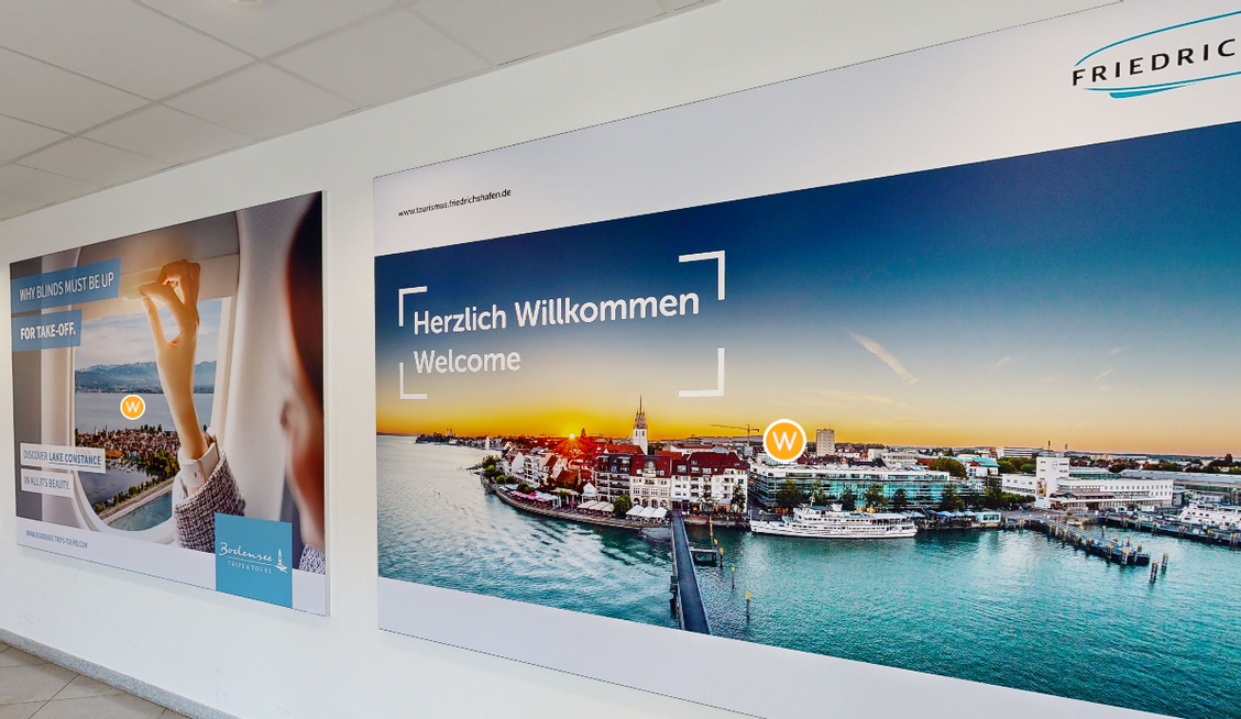 Werbeflächenbanner an einer weißen Wand