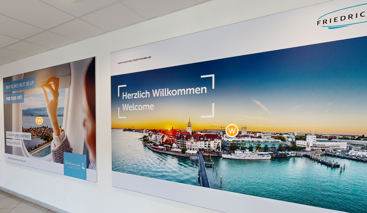 Werbeflächenbanner an einer weißen Wand