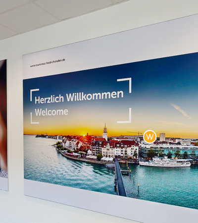 Werbeflächenbanner an einer weißen Wand