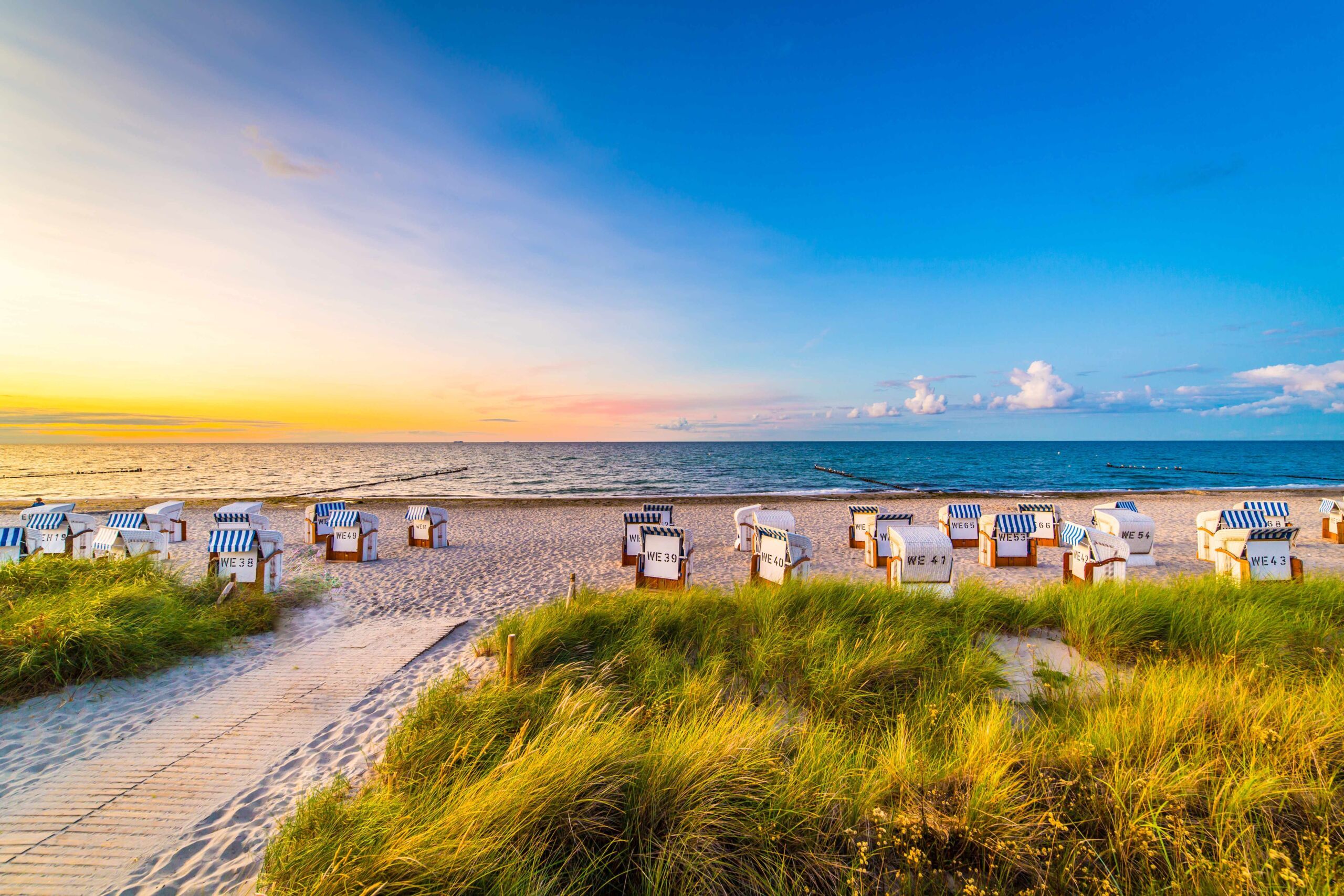 Strand mit Strandkörben am Strand von Usedom bei anbrechendem Sonnenuntergang