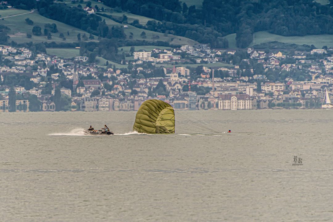 Fallschirmjäger springen in den Bodensee