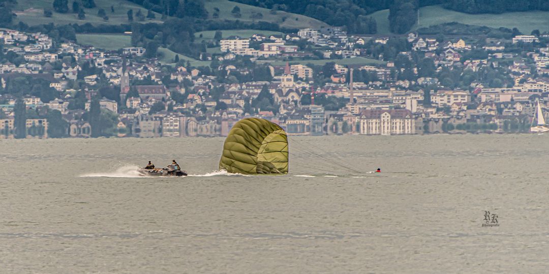 Fallschirmjäger springen in den Bodensee