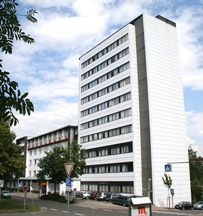 Blick auf das Gebäude des Gesundheitszentrums Helenenquelle. Ein weißes Hochhaus mit zehn Stockwerken.