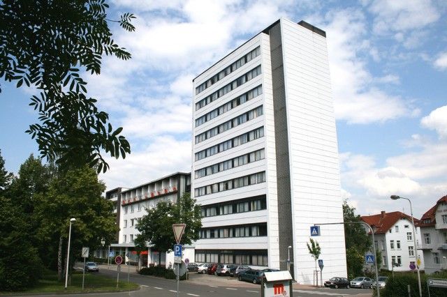 Blick auf das Gebäude des Gesundheitszentrums Helenenquelle. Ein weißes Hochhaus mit zehn Stockwerken.