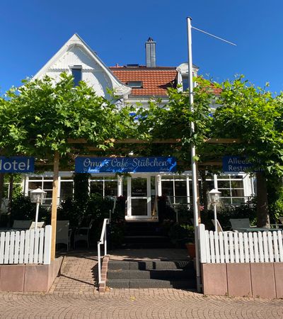 Außenansicht des Restaurants Alleeschlösschen in der Brunnenallee Bad Wildungen.