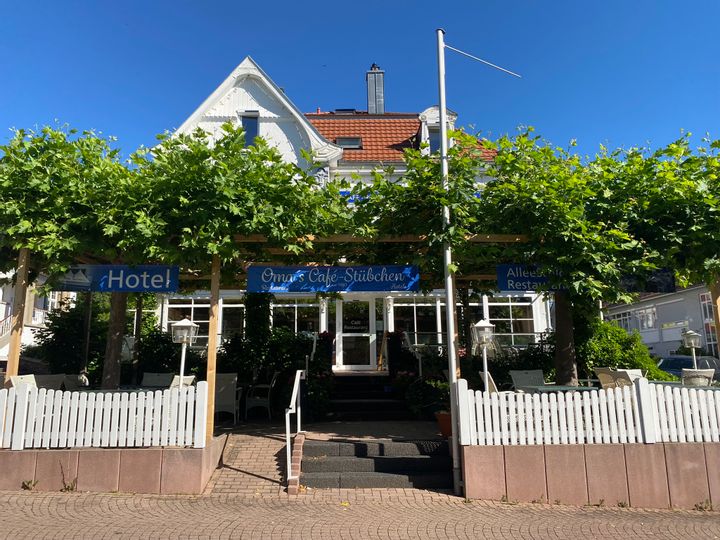 Außenansicht des Restaurants Alleeschlösschen in der Brunnenallee Bad Wildungen.