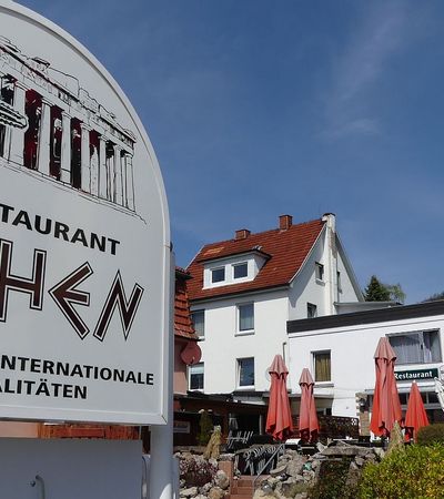 Blick auf das Schild und das Haus des Restaurants Athen griechische und internationale Spezialitäten.