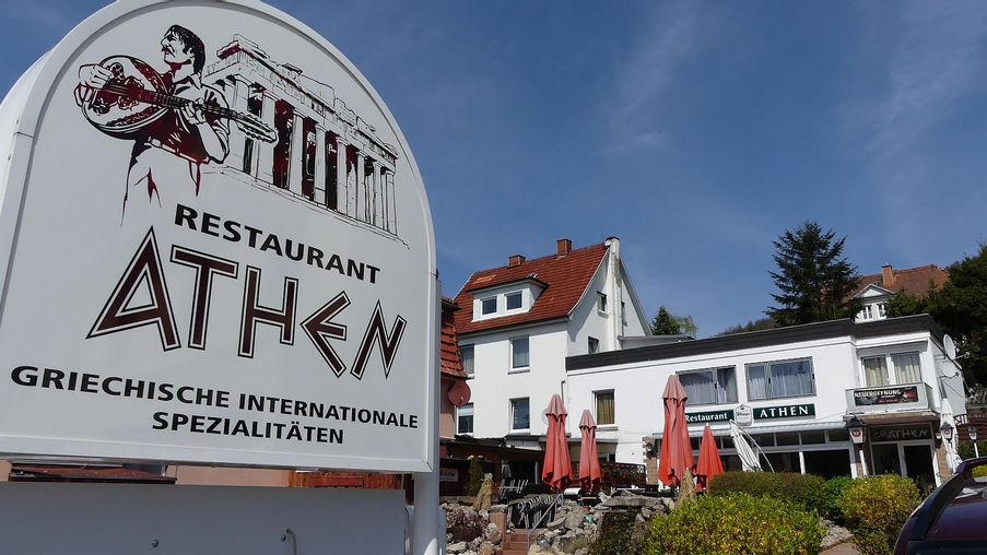 Blick auf das Schild und das Haus des Restaurants Athen griechische und internationale Spezialitäten.