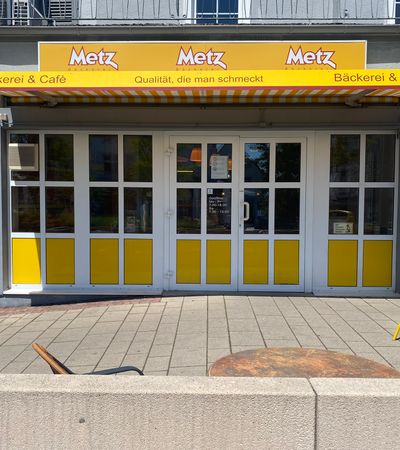 Außenansicht des Eingangsbereichs der Bäckerei Metz in Bad Wildungen.