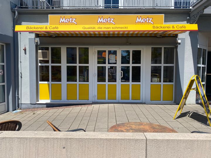 Außenansicht des Eingangsbereichs der Bäckerei Metz in Bad Wildungen.