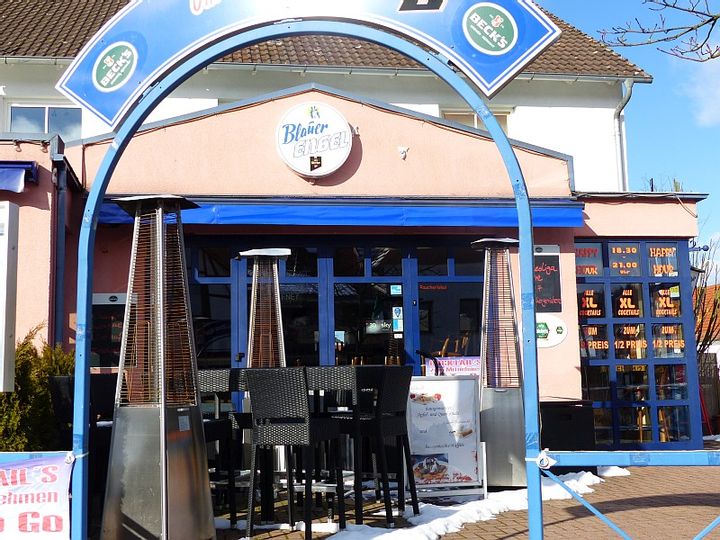 Blick auf den Eingang der Bar Blauer Engel in Reinhardshausen.