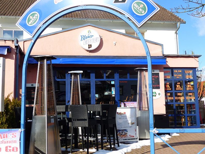 Blick auf den Eingang der Bar Blauer Engel in Reinhardshausen.