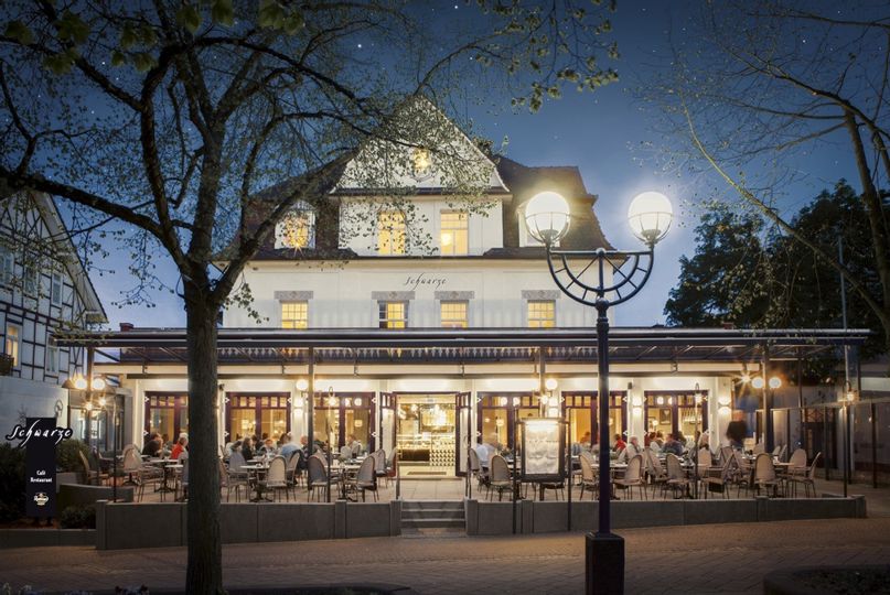 Außenansicht des beleuchteten Hauses vom Cafe Schwarze in der Dunkelheit.