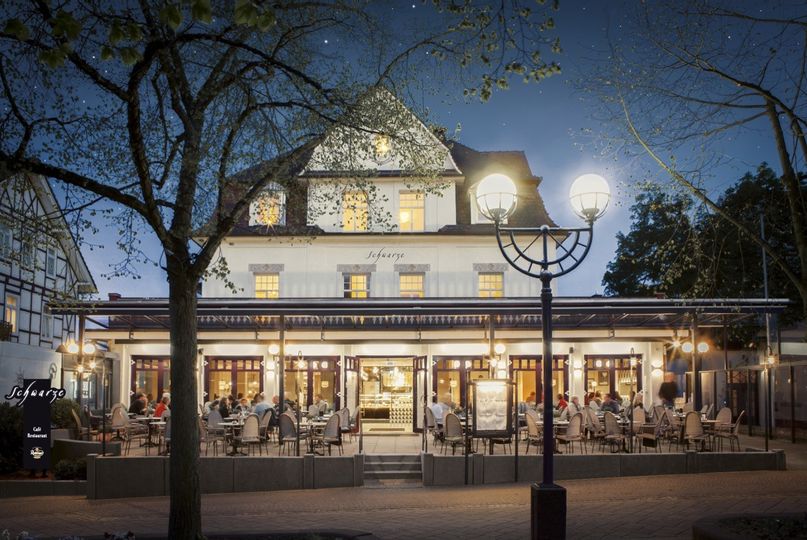 Außenansicht des beleuchteten Hauses vom Cafe Schwarze in der Dunkelheit.