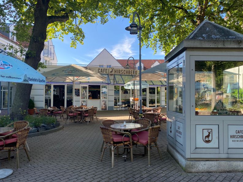 Blick auf die Terrasse und den Eingangsbereich des Café Hirschbergs.