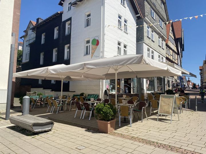 Außenansicht und Blick auf die Terrasse des Eiscafé Sagui in der Bad Wildunger Altstadt.