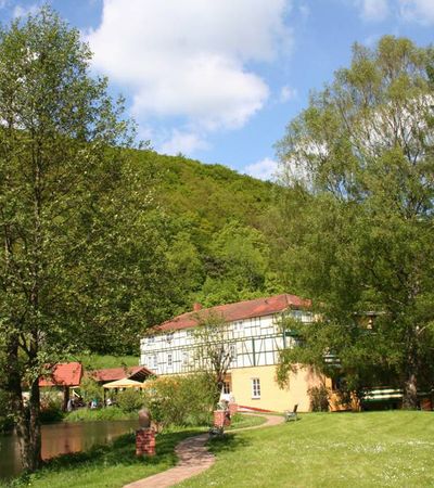 Blick auf das Haus, den Teich und die Wiese der Hardtmühle in Bergfreiheit,