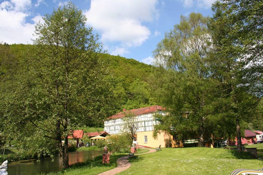 Blick auf das Haus, den Teich und die Wiese der Hardtmühle in Bergfreiheit,