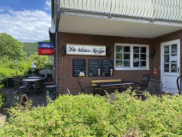 Eingang und Terrasse der kleinen Kneipe by Heike