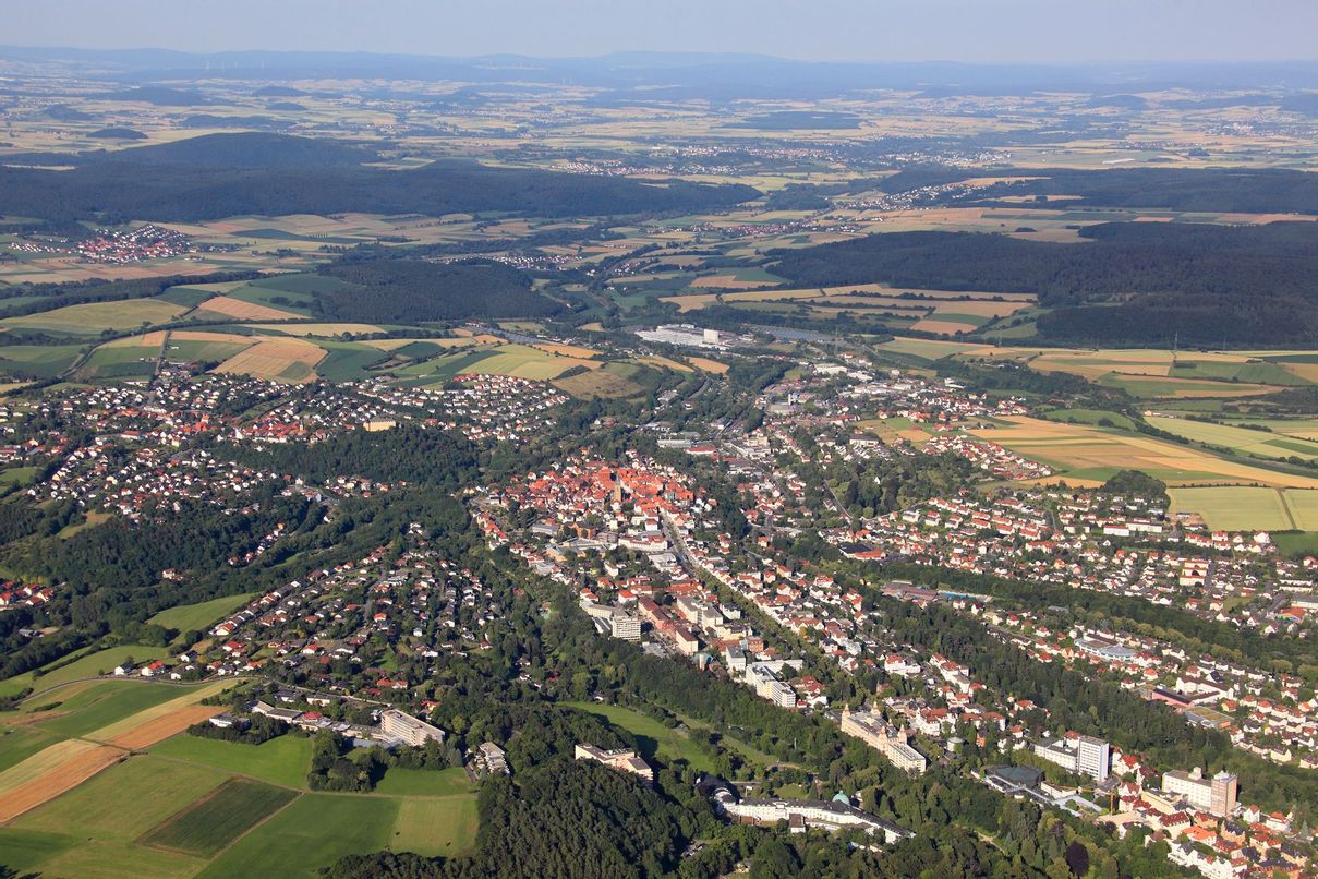 Blick auf Bad Wildungen und die Stadtteile von oben.