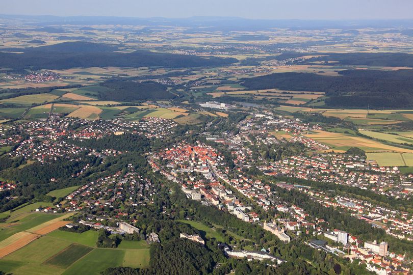Blick auf Bad Wildungen und die Stadtteile von oben.