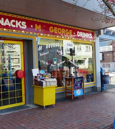 Eingangsbereich vom Imbiss M. George in Reinhardshausen, in dem es Snacks und Drinks zu kaufen gibt.