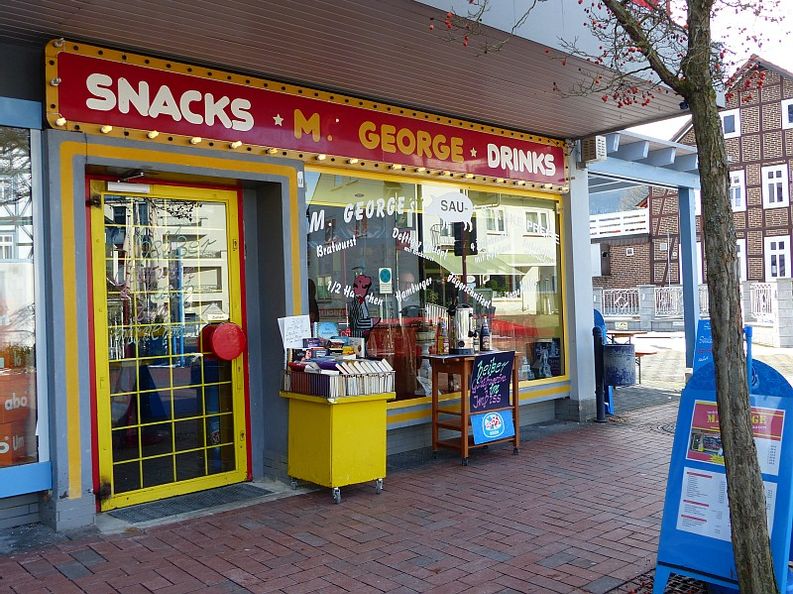 Eingangsbereich vom Imbiss M. George in Reinhardshausen, in dem es Snacks und Drinks zu kaufen gibt.