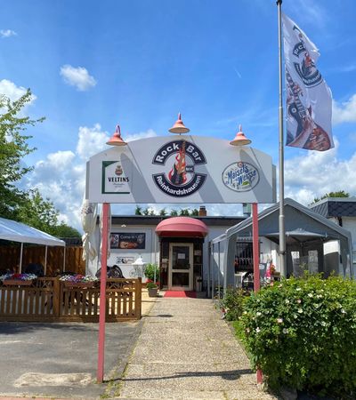 Außenansicht des Eingangsbereichs von Matzes Rockbar in Reinhardshausen.