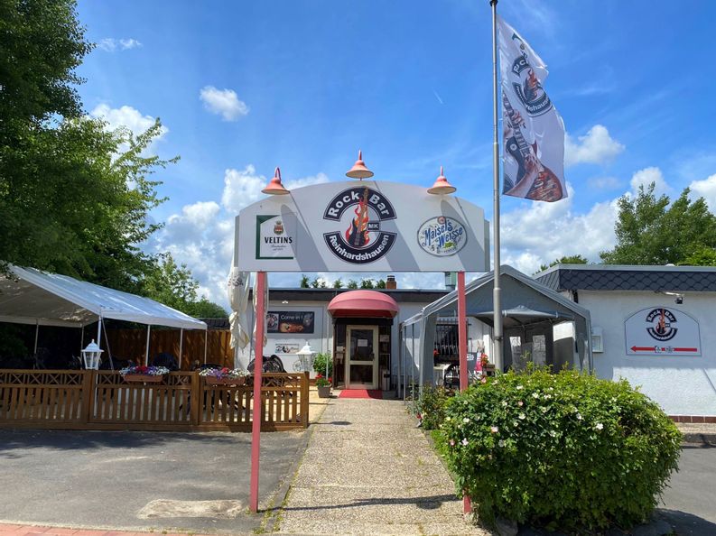 Außenansicht des Eingangsbereichs von Matzes Rockbar in Reinhardshausen.