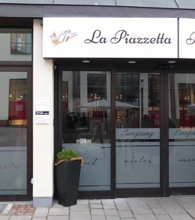 Blick auf den Eingang der Pizzeria Da Toni in Bad Wildungen